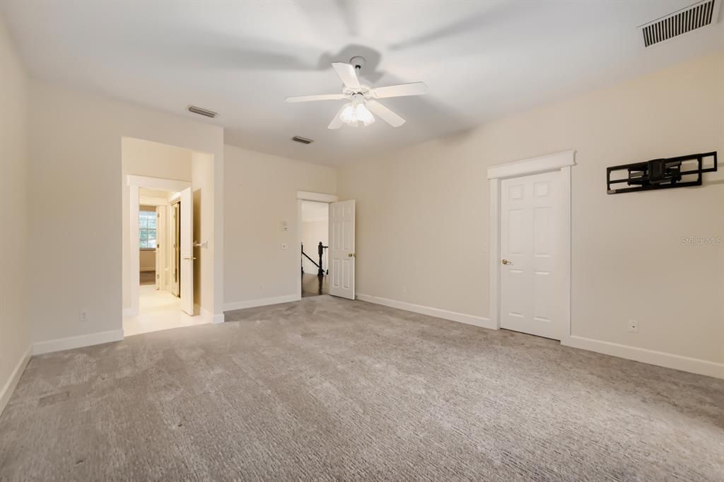 For Sale: $1,000,000 (5 beds, 4 baths, 4563 Square Feet)