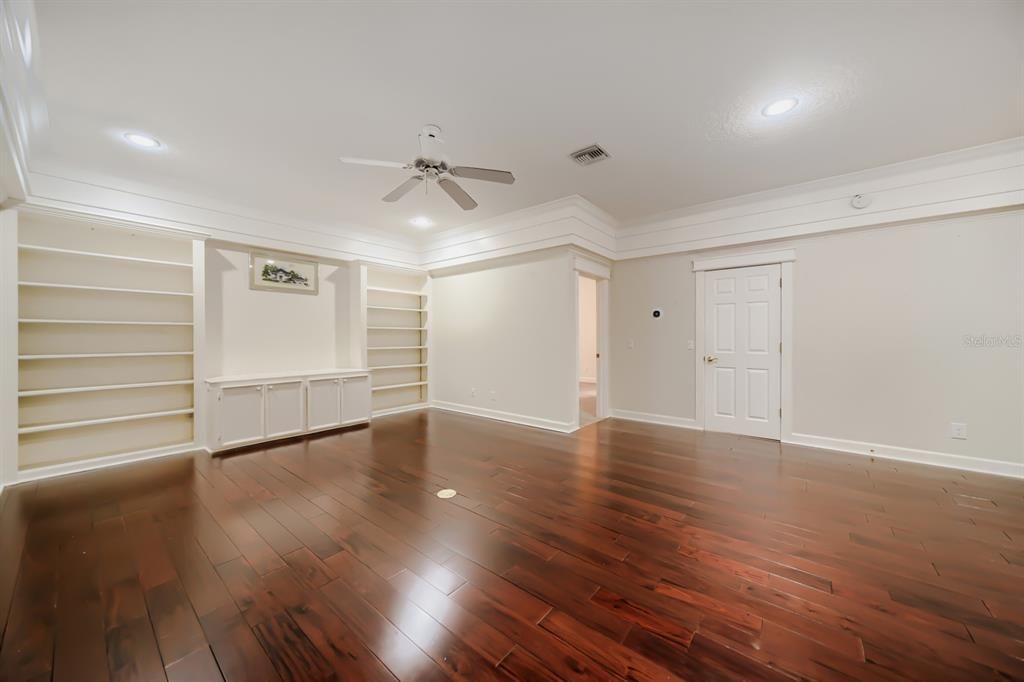 For Sale: $1,000,000 (5 beds, 4 baths, 4563 Square Feet)