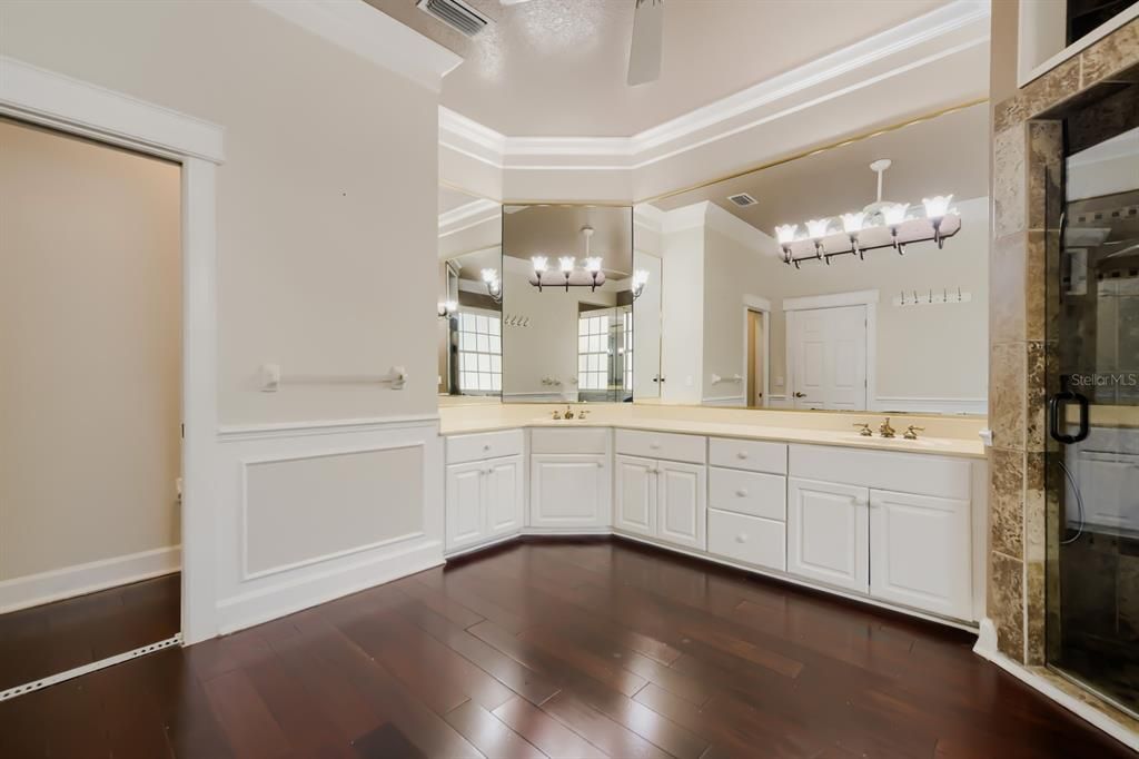 For Sale: $1,000,000 (5 beds, 4 baths, 4563 Square Feet)