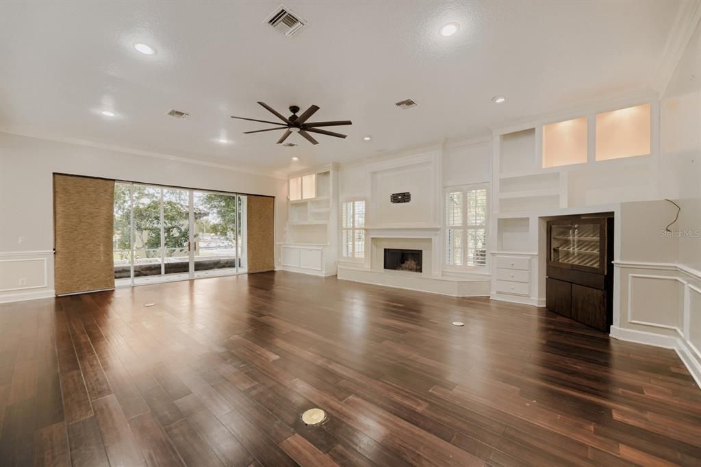 For Sale: $1,000,000 (5 beds, 4 baths, 4563 Square Feet)