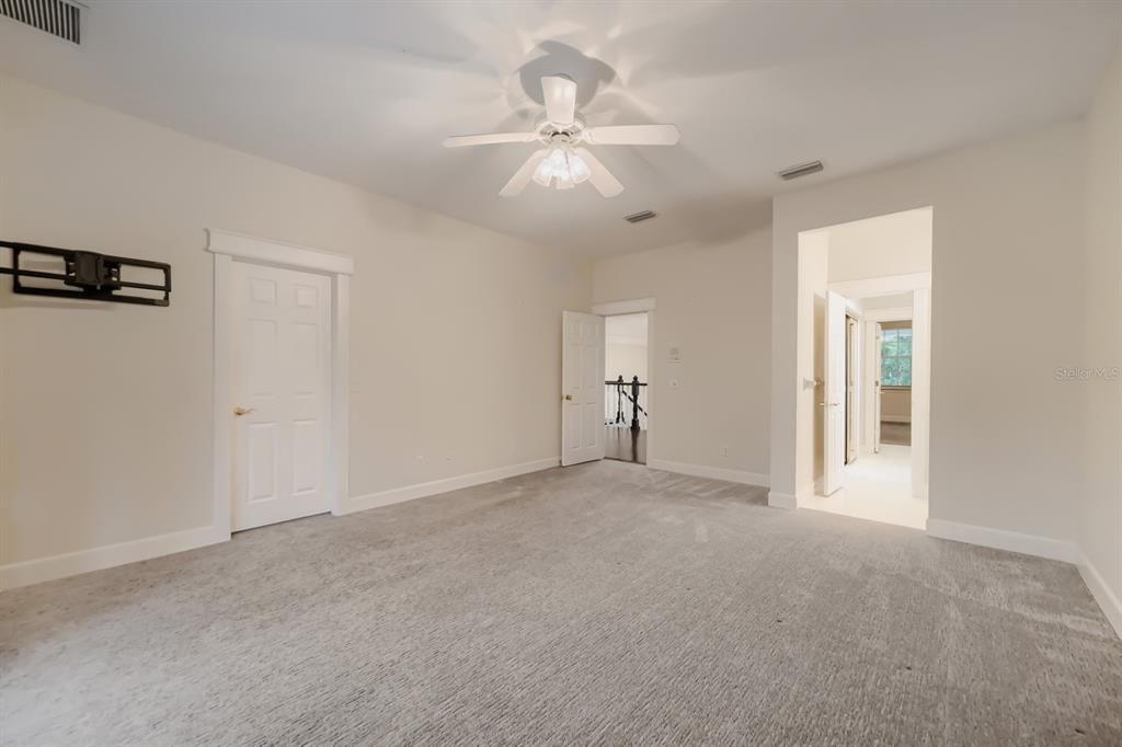 For Sale: $1,000,000 (5 beds, 4 baths, 4563 Square Feet)