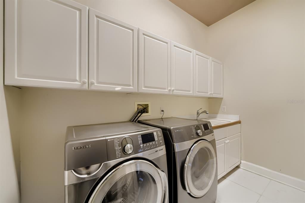 For Sale: $1,000,000 (5 beds, 4 baths, 4563 Square Feet)