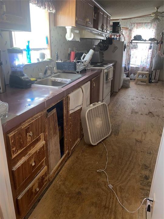 合同活跃: $375,000 (3 贝兹, 2 浴室, 1373 平方英尺)
