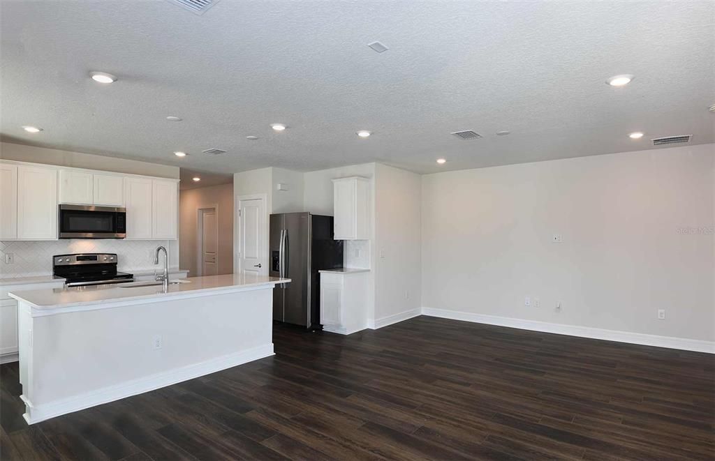 Active With Contract: $334,370 (4 beds, 2 baths, 1580 Square Feet)