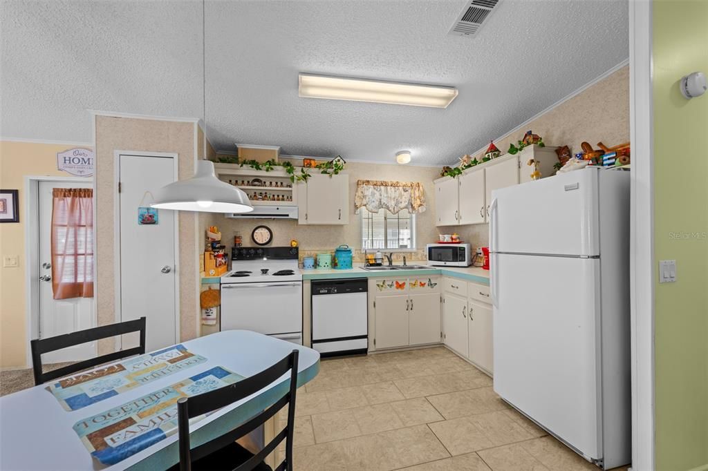 На продажу: $169,000 (2 спален, 2 ванн, 1008 Квадратных фут)