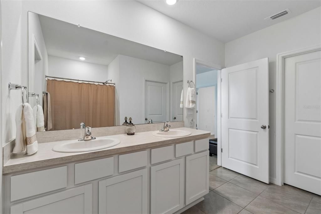 For Sale: $410,000 (5 beds, 3 baths, 2674 Square Feet)