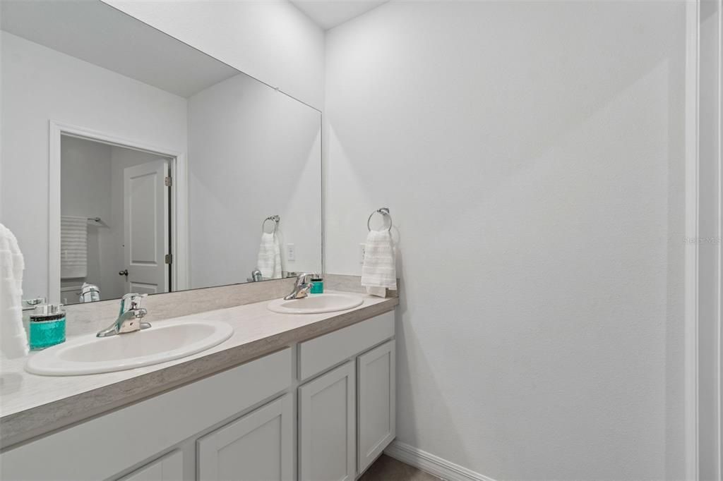 For Sale: $410,000 (5 beds, 3 baths, 2674 Square Feet)