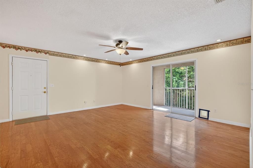 Activo con contrato: $149,500 (2 camas, 2 baños, 1070 Pies cuadrados)