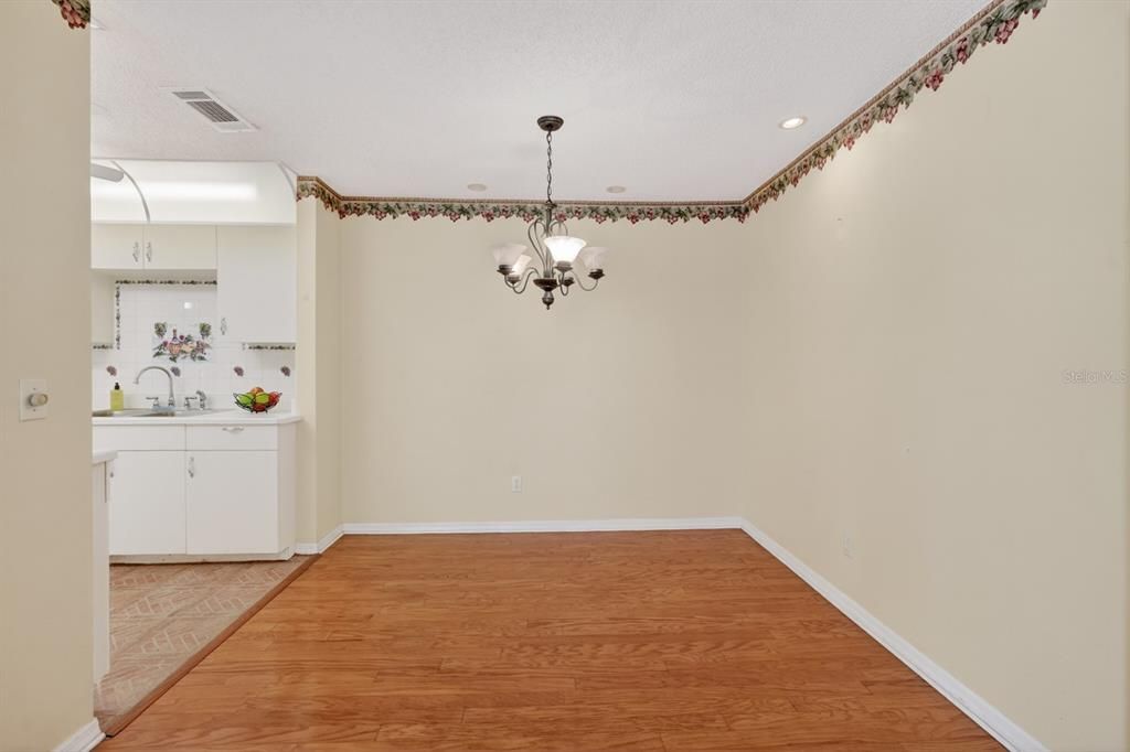 Activo con contrato: $149,500 (2 camas, 2 baños, 1070 Pies cuadrados)