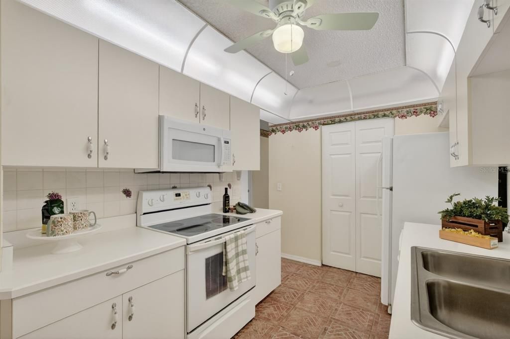 Activo con contrato: $149,500 (2 camas, 2 baños, 1070 Pies cuadrados)