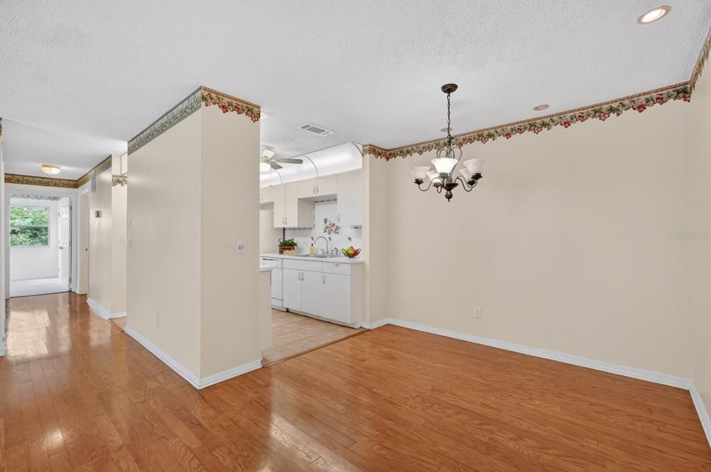Activo con contrato: $149,500 (2 camas, 2 baños, 1070 Pies cuadrados)