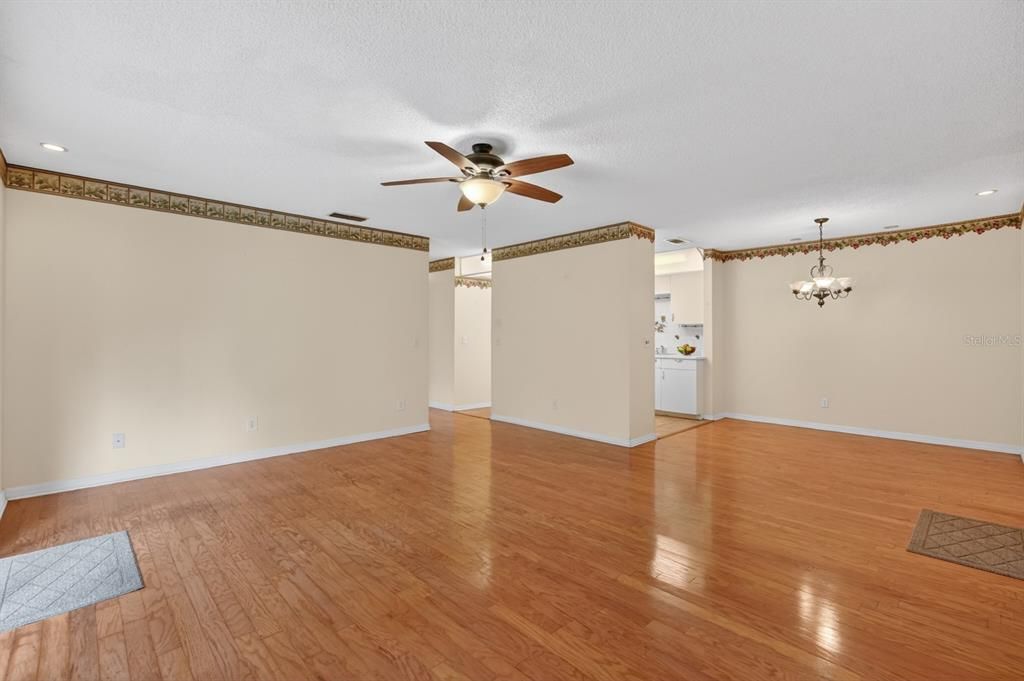 Activo con contrato: $149,500 (2 camas, 2 baños, 1070 Pies cuadrados)