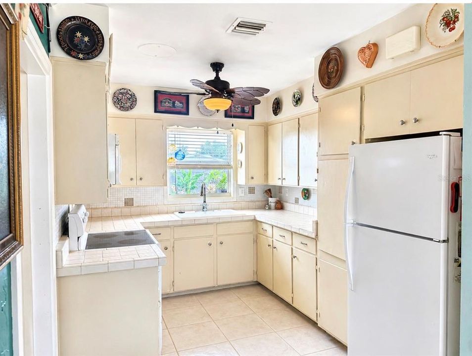 Activo con contrato: $299,900 (4 camas, 2 baños, 1433 Pies cuadrados)
