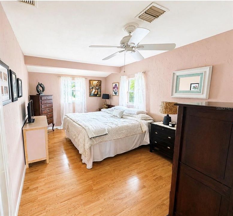 Activo con contrato: $299,900 (4 camas, 2 baños, 1433 Pies cuadrados)