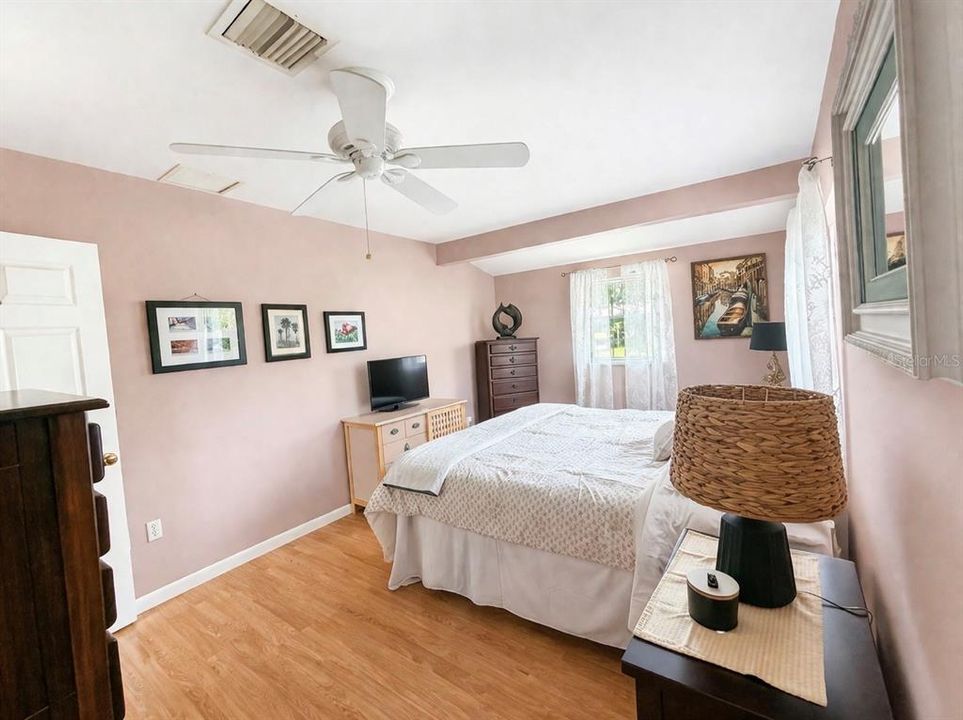 Activo con contrato: $299,900 (4 camas, 2 baños, 1433 Pies cuadrados)