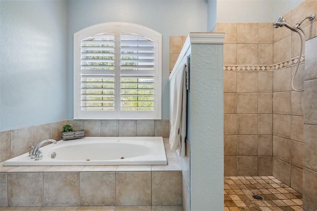 Activo con contrato: $649,900 (4 camas, 3 baños, 2290 Pies cuadrados)