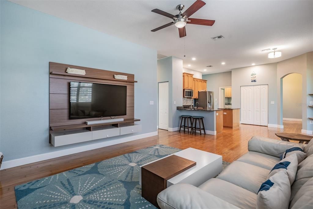 Activo con contrato: $649,900 (4 camas, 3 baños, 2290 Pies cuadrados)