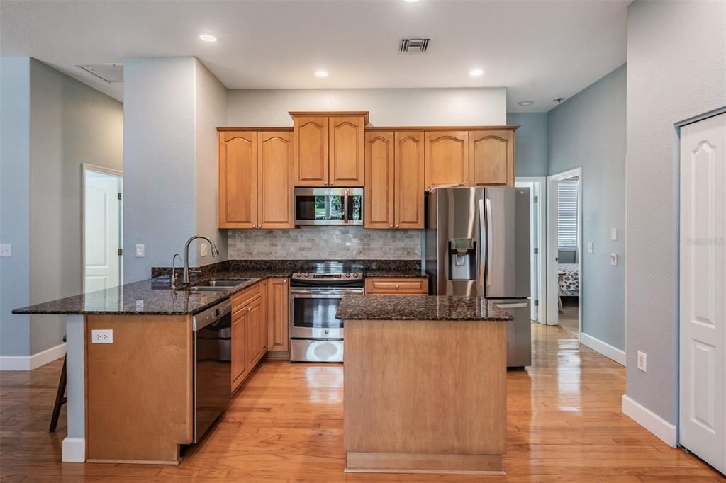 Activo con contrato: $649,900 (4 camas, 3 baños, 2290 Pies cuadrados)
