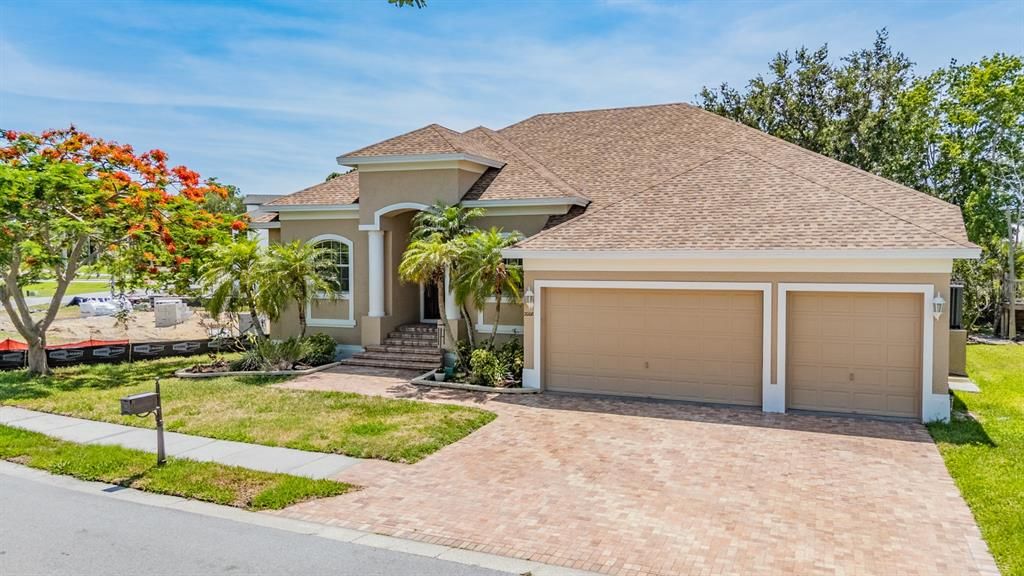 Activo con contrato: $649,900 (4 camas, 3 baños, 2290 Pies cuadrados)