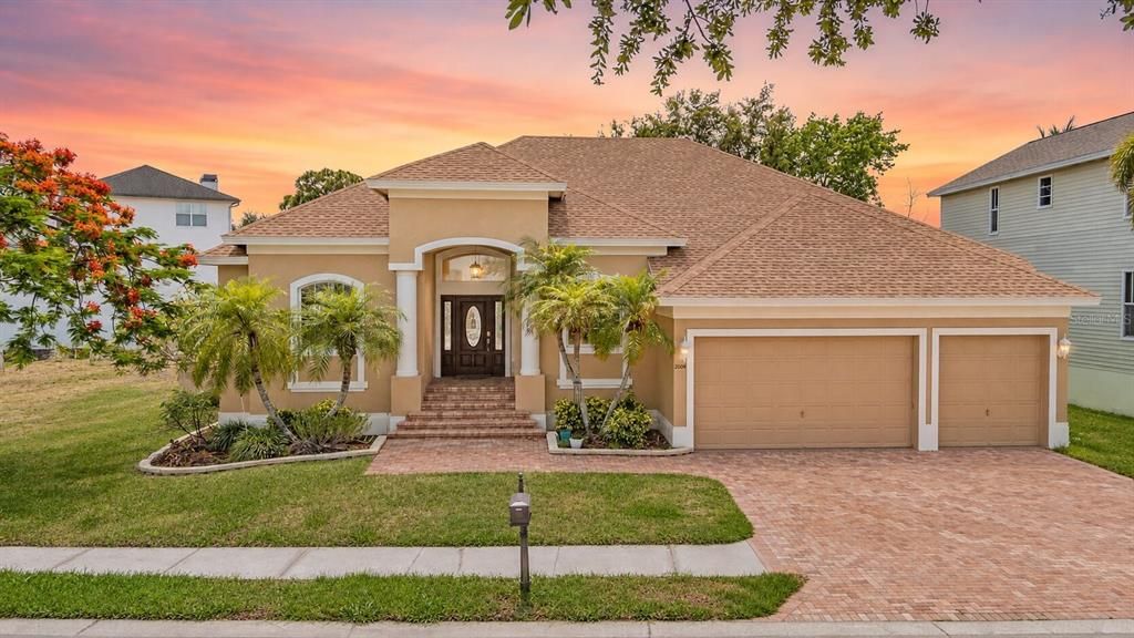 Activo con contrato: $649,900 (4 camas, 3 baños, 2290 Pies cuadrados)