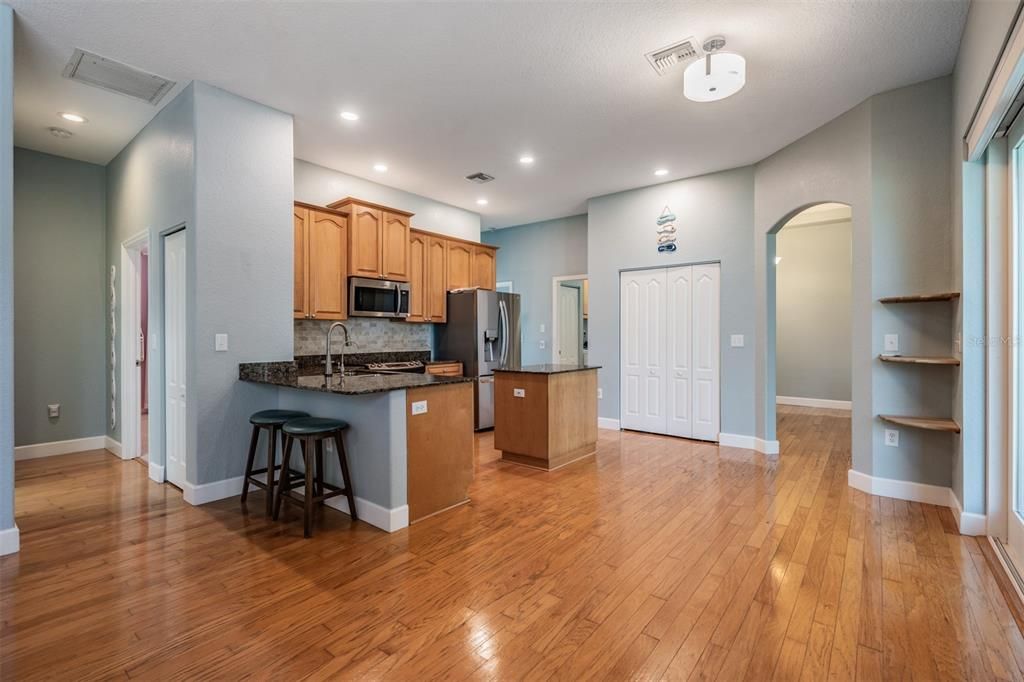 Activo con contrato: $649,900 (4 camas, 3 baños, 2290 Pies cuadrados)