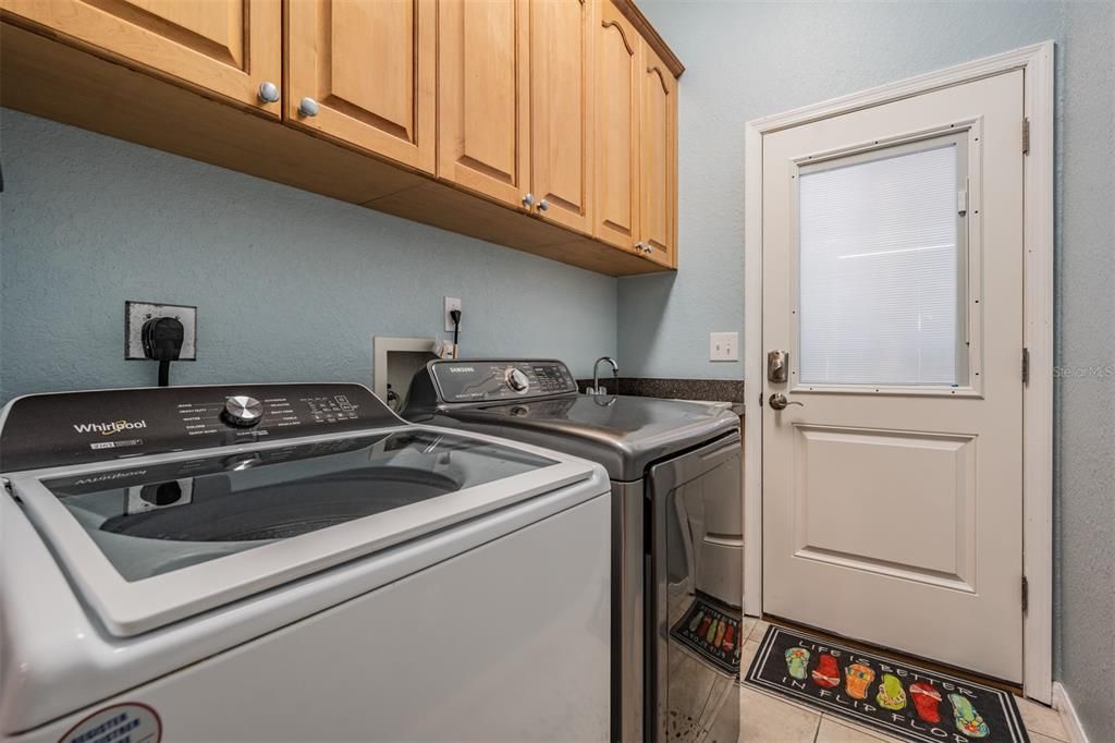 Activo con contrato: $649,900 (4 camas, 3 baños, 2290 Pies cuadrados)