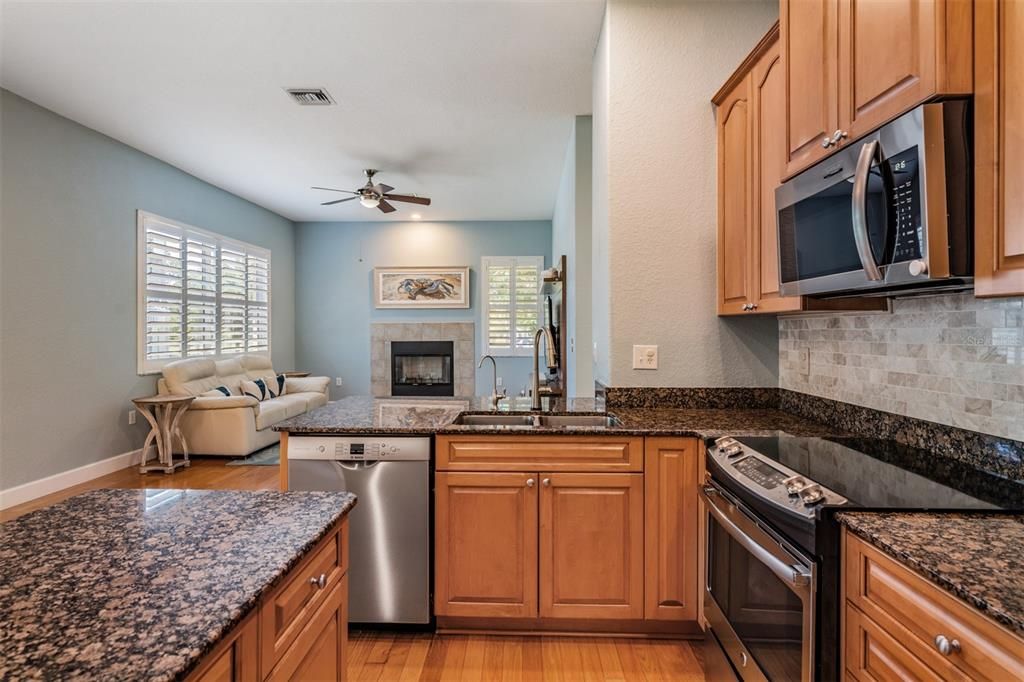 Activo con contrato: $649,900 (4 camas, 3 baños, 2290 Pies cuadrados)