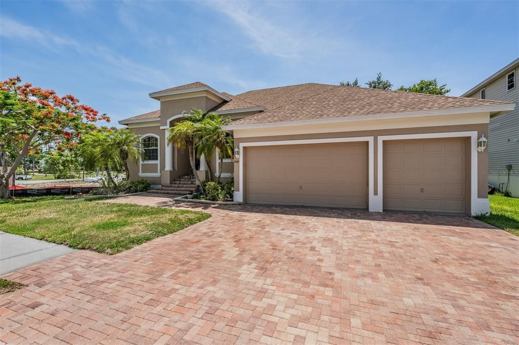 Activo con contrato: $649,900 (4 camas, 3 baños, 2290 Pies cuadrados)