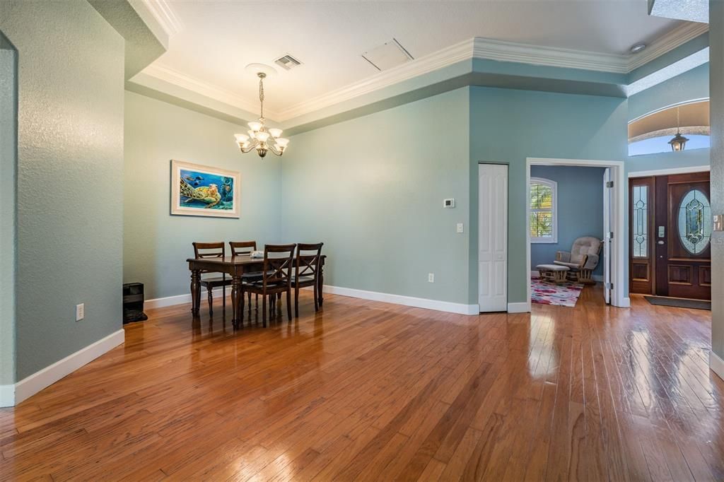 Activo con contrato: $649,900 (4 camas, 3 baños, 2290 Pies cuadrados)
