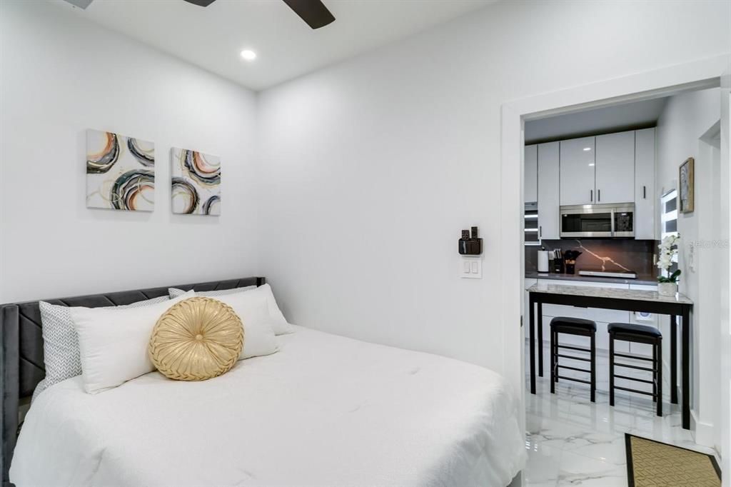 For Rent: $1,600 (1 beds, 1 baths, 700 Square Feet)