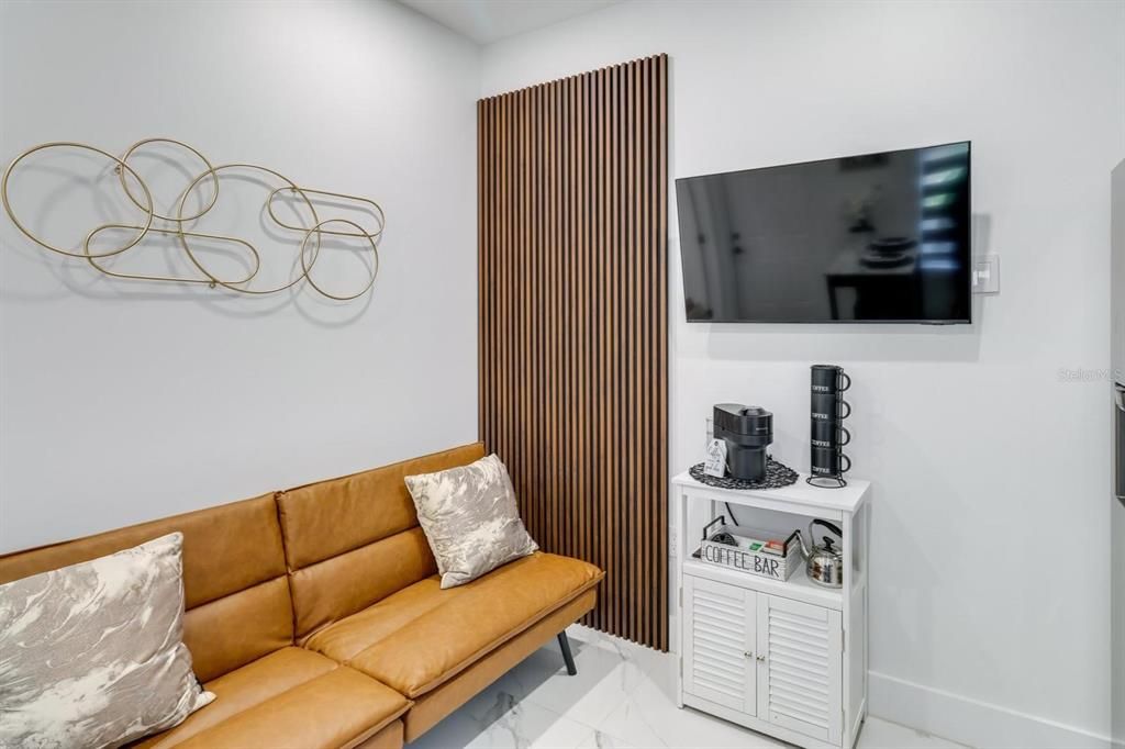 For Rent: $1,600 (1 beds, 1 baths, 700 Square Feet)