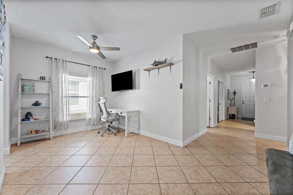 Activo con contrato: $495,000 (4 camas, 2 baños, 2070 Pies cuadrados)