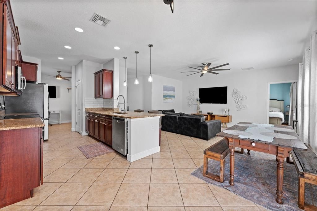 Activo con contrato: $495,000 (4 camas, 2 baños, 2070 Pies cuadrados)
