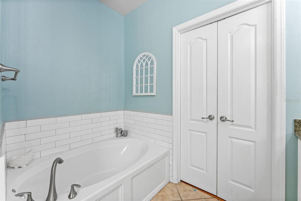 Activo con contrato: $495,000 (4 camas, 2 baños, 2070 Pies cuadrados)