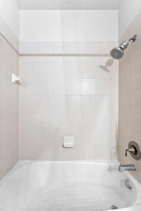 Activo con contrato: $495,000 (4 camas, 2 baños, 2070 Pies cuadrados)