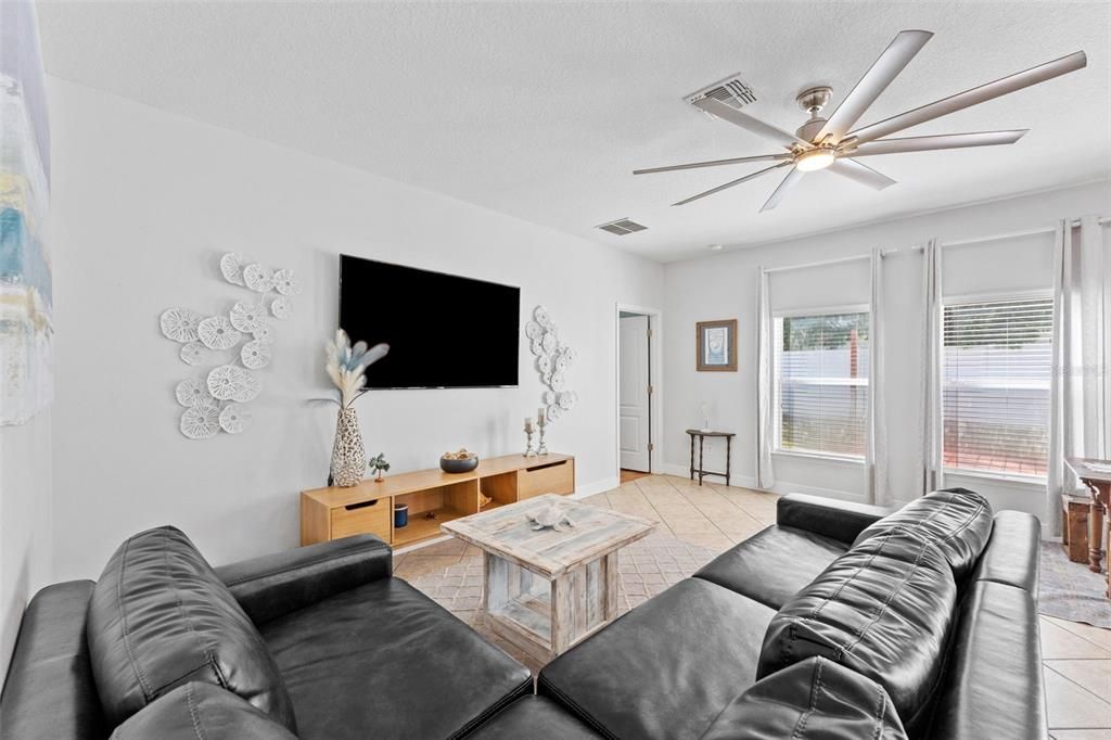 Activo con contrato: $495,000 (4 camas, 2 baños, 2070 Pies cuadrados)