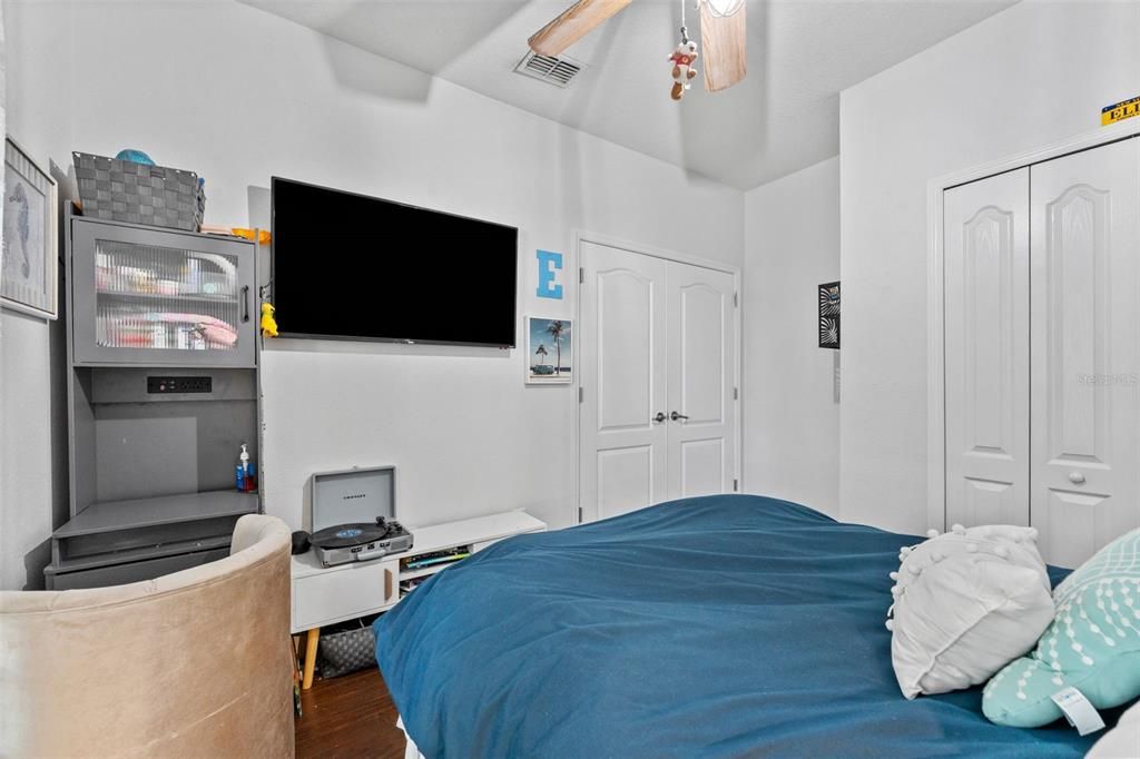 Activo con contrato: $495,000 (4 camas, 2 baños, 2070 Pies cuadrados)