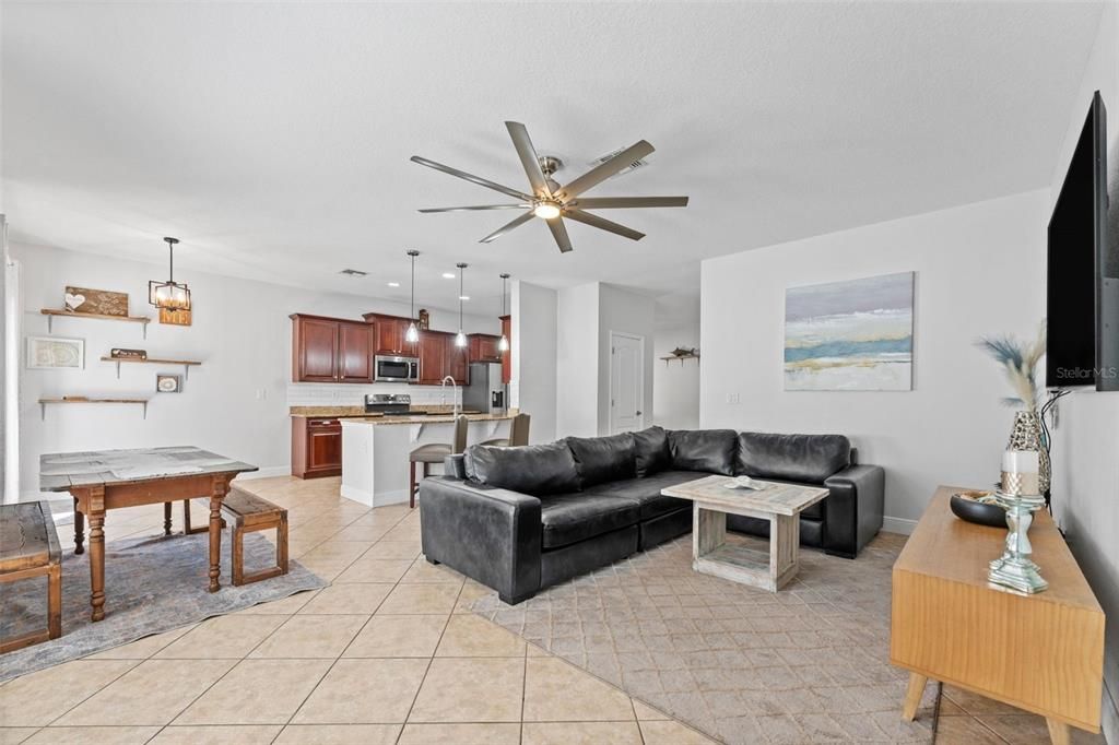 Activo con contrato: $495,000 (4 camas, 2 baños, 2070 Pies cuadrados)