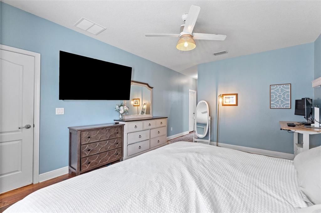 Activo con contrato: $495,000 (4 camas, 2 baños, 2070 Pies cuadrados)