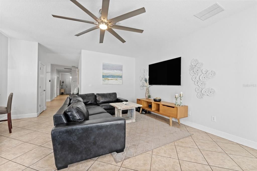 Activo con contrato: $495,000 (4 camas, 2 baños, 2070 Pies cuadrados)