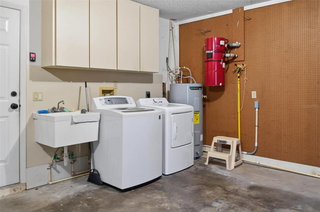 For Sale: $319,000 (3 beds, 3 baths, 1872 Square Feet)