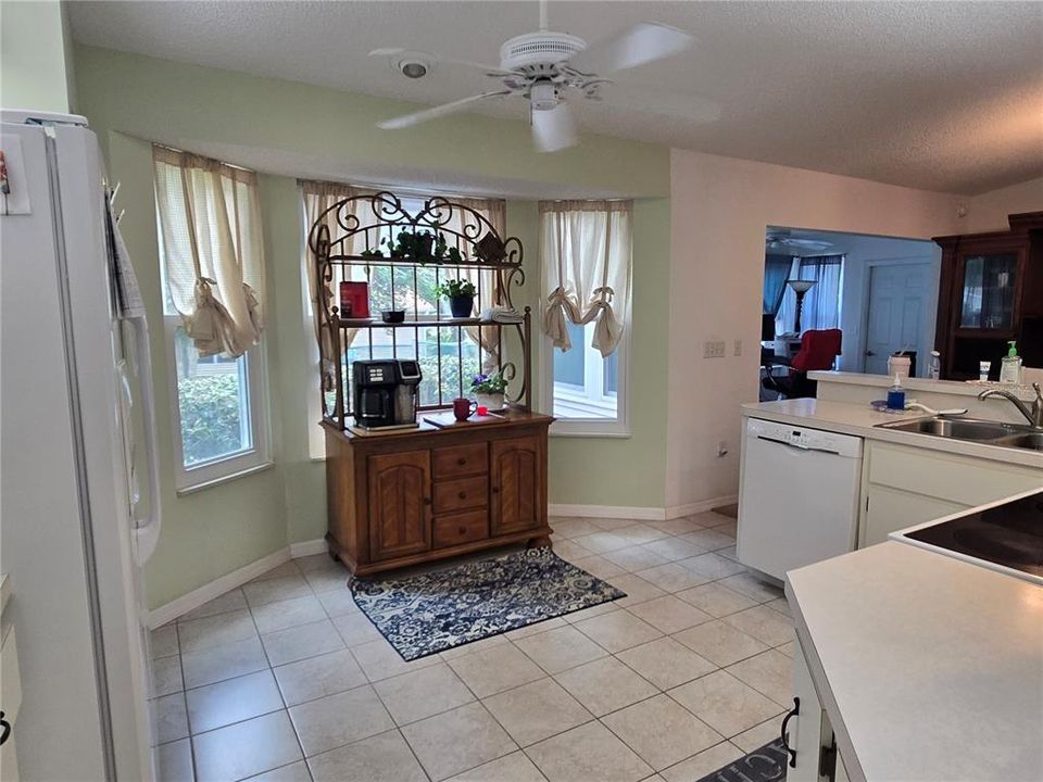 Active With Contract: $199,995 (2 beds, 2 baths, 1279 Square Feet)
