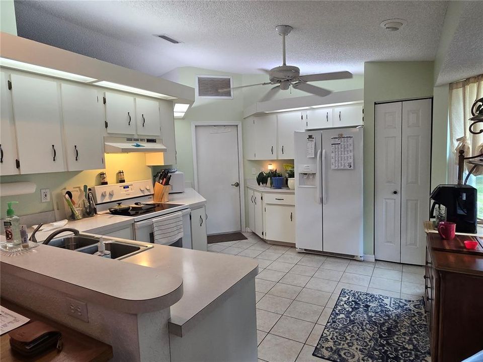 Active With Contract: $199,995 (2 beds, 2 baths, 1279 Square Feet)