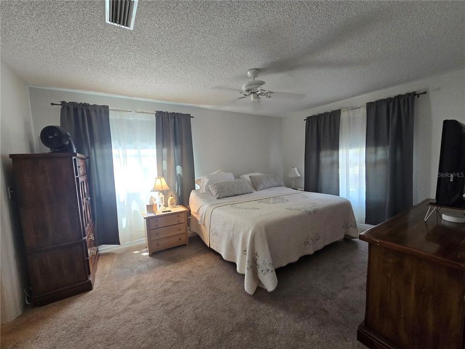 Active With Contract: $199,995 (2 beds, 2 baths, 1279 Square Feet)