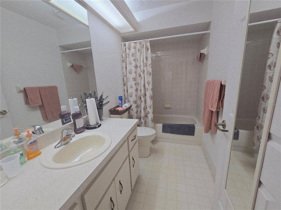 Active With Contract: $199,995 (2 beds, 2 baths, 1279 Square Feet)