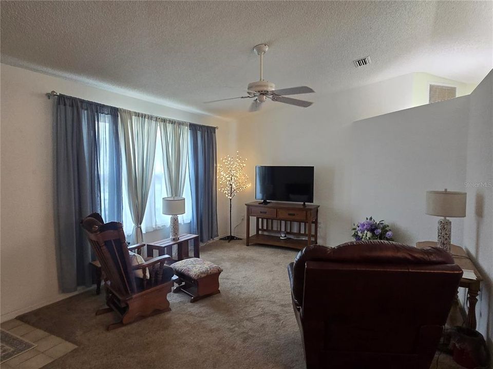Active With Contract: $199,995 (2 beds, 2 baths, 1279 Square Feet)