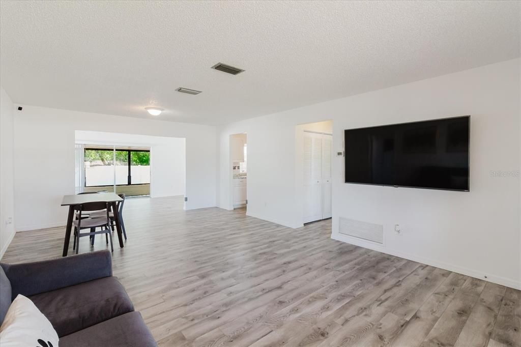 For Sale: $260,000 (2 beds, 2 baths, 1315 Square Feet)