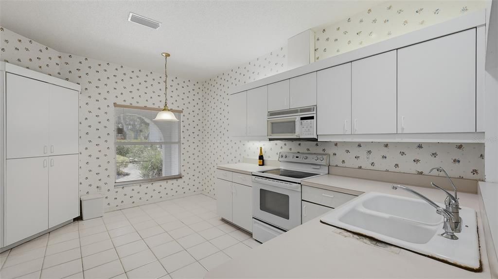 Activo con contrato: $345,000 (3 camas, 3 baños, 1854 Pies cuadrados)