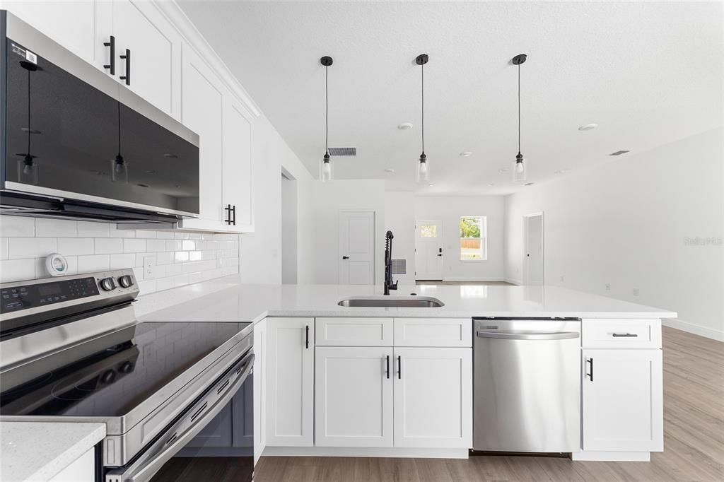 Activo con contrato: $289,900 (4 camas, 2 baños, 1833 Pies cuadrados)