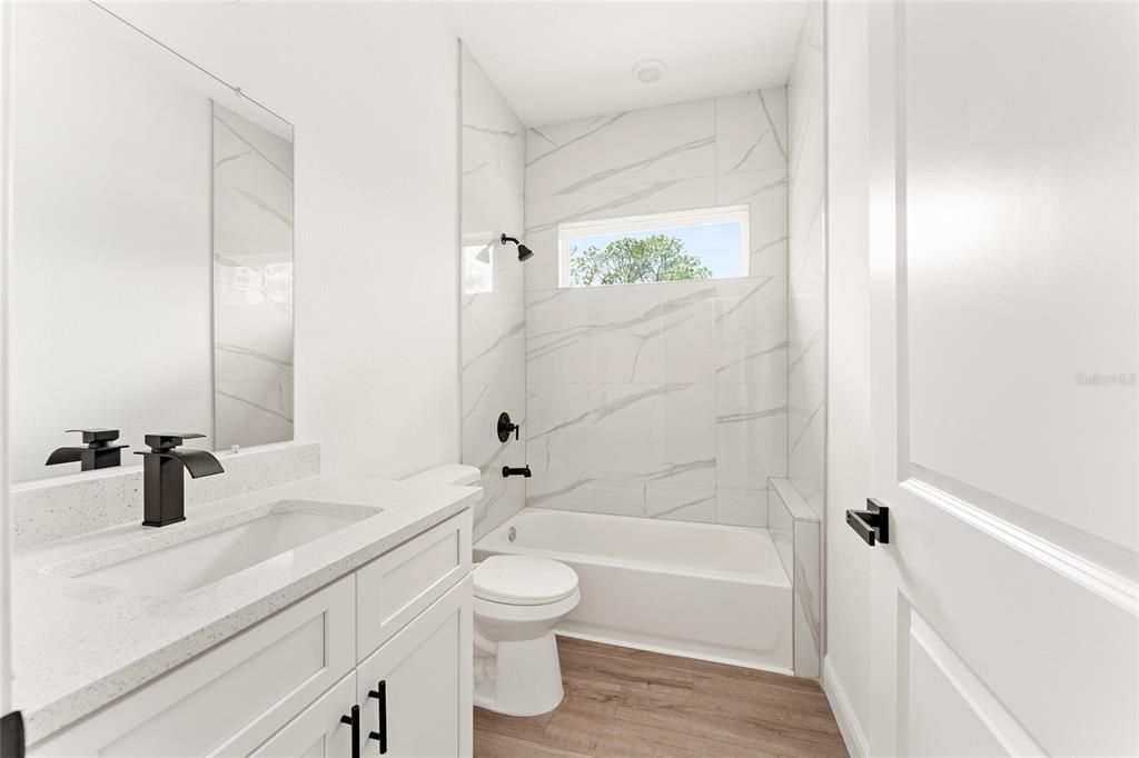 Activo con contrato: $289,900 (4 camas, 2 baños, 1833 Pies cuadrados)